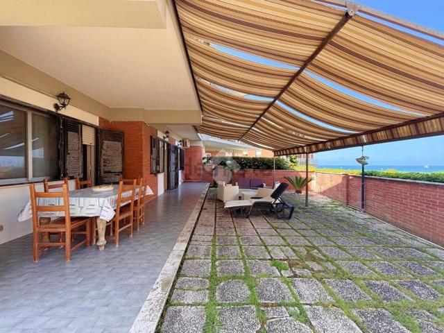 Appartamento in vendita di 110 m² in Lungomare Delle Sirene, 12