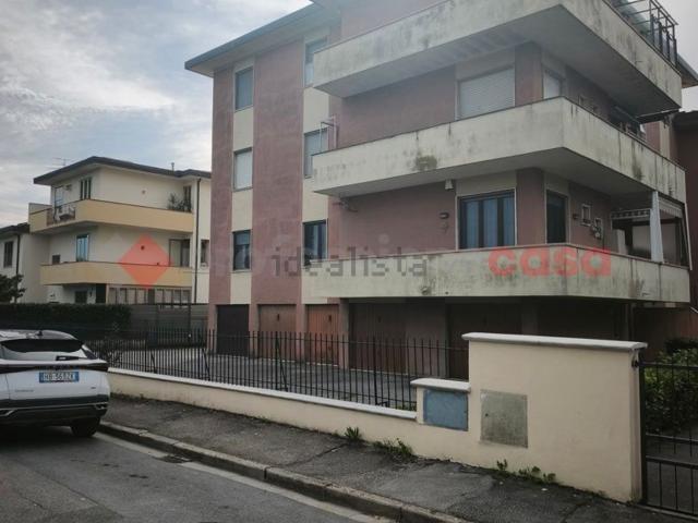 Appartamento in vendita di 111 m² in Via Achille Grandi