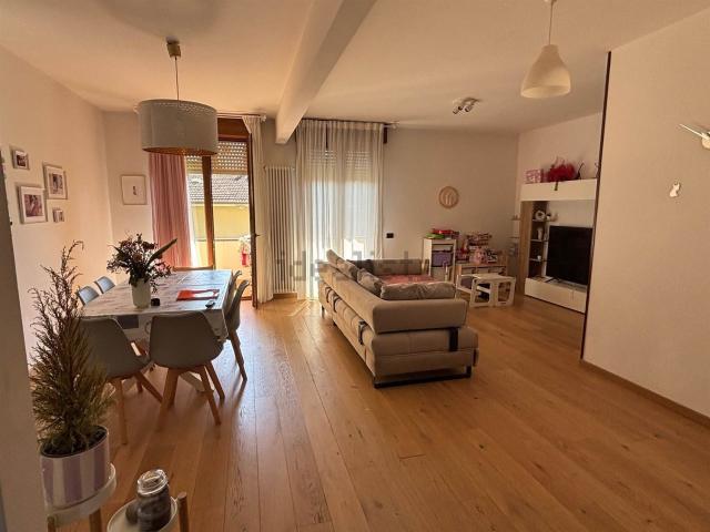 Appartamento in vendita di 111 m² in Via Fratelli Rosselli, 70