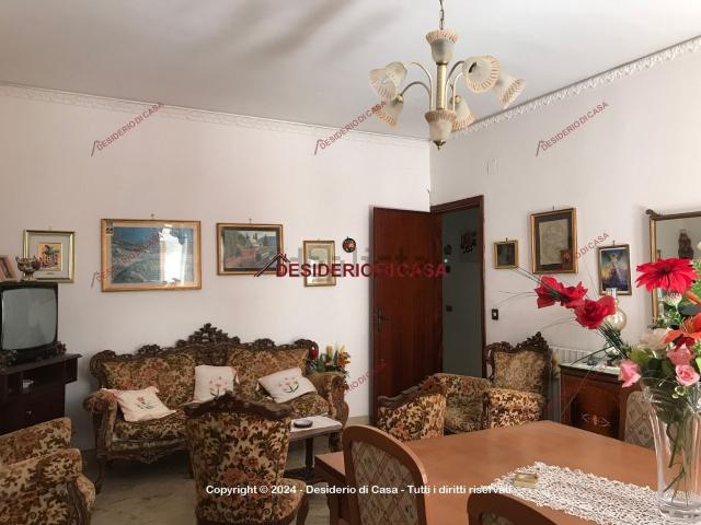 Appartamento in vendita di 111 m² in Via Lungarini