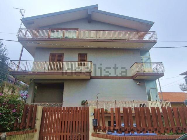 Appartamento in vendita di 111 m² in Via Salvo D&apos Acquisto, 24