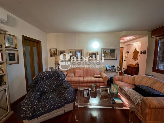 Appartamento in vendita di 112 m² in Via Roncaglio
