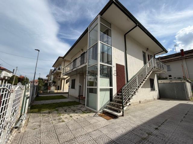Appartamento in vendita di 112 m² in Viale Cantù