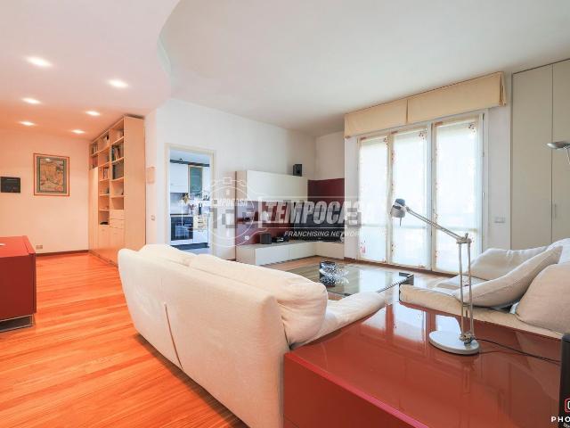 Appartamento in vendita di 114 m² in Strada Statale 9 Via Emilia