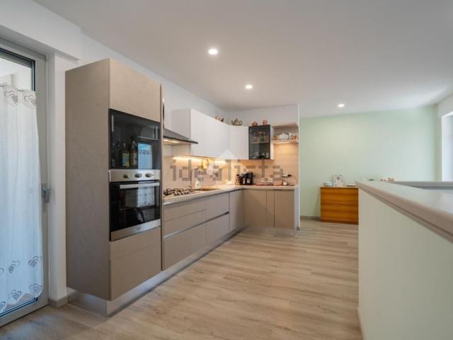 Appartamento in vendita di 114 m² in Via Monte Baldo, 7