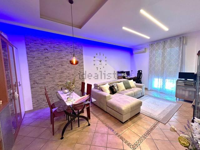 Appartamento in vendita di 114 m² in Viale Ciro Menotti, 57