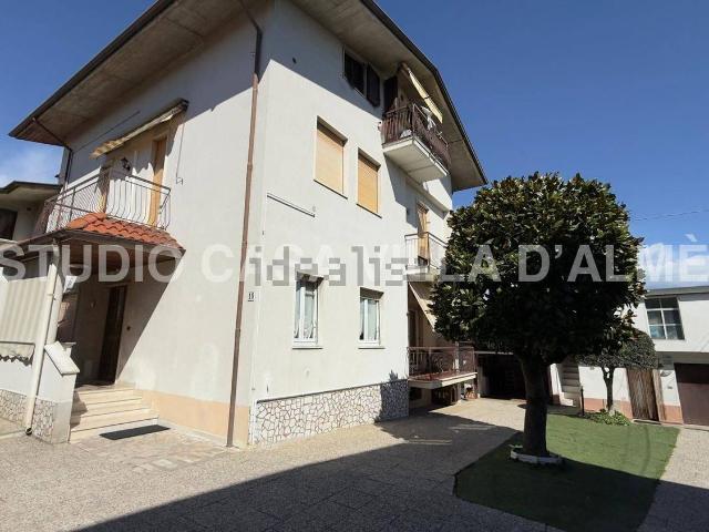 Appartamento in vendita di 115 m² in Via Ossanesga