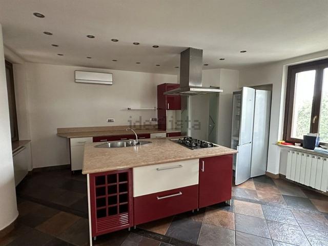 Appartamento in vendita di 115 m² in Via Monte Cervino, 105