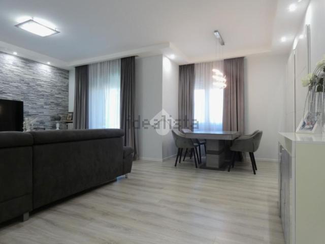 Appartamento in vendita di 116 m² in Via Mons. Saccani, 45