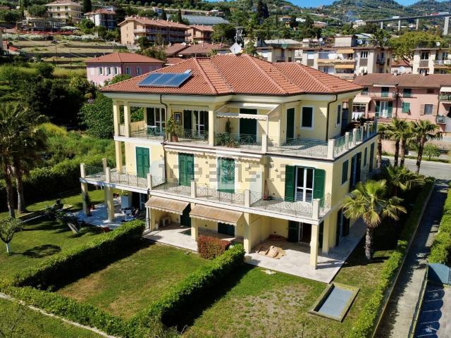 Appartamento in vendita di 117 m² in Via Pasteur, 185