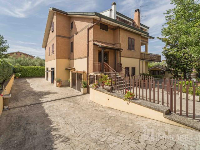 Appartamento in vendita di 118 m² in Via Camporotondo Etneo