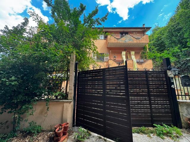 Appartamento in vendita di 120 m² in Via Capranica