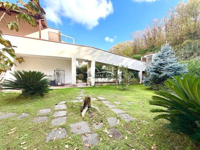 Appartamento in vendita di 120 m² in Via Cupa delle Fescine