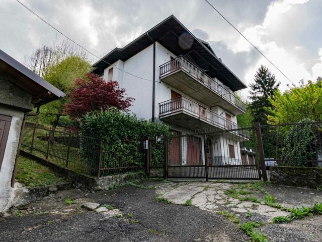 Appartamento in vendita di 120 m² in Via Don Antonio Locatelli
