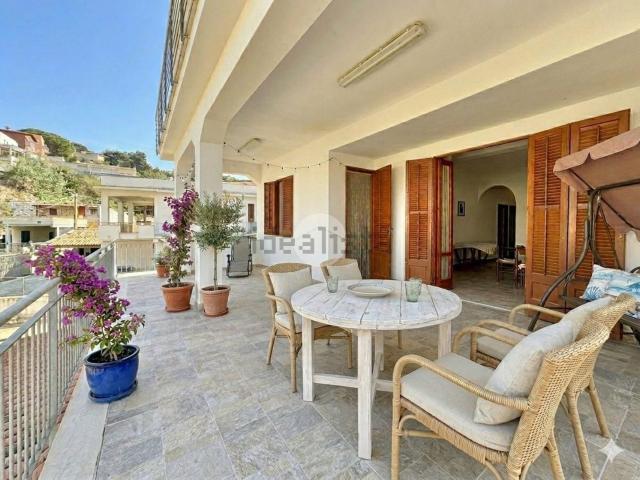 Appartamento in vendita di 120 m² in Via delle Foche, 119