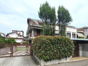 Appartamento in vendita di 120 m² in Via Fratelli Cervi, 14