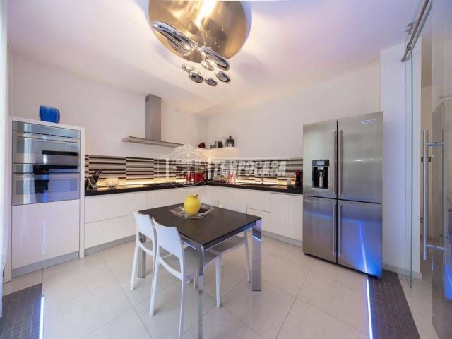 Appartamento in vendita di 120 m² in Via Luciano Manara, 42