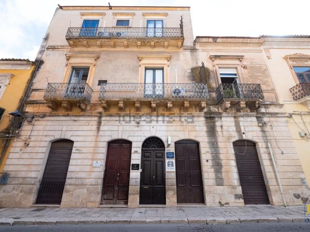 Appartamento in vendita di 120 m² in Via P. Umberto, 117