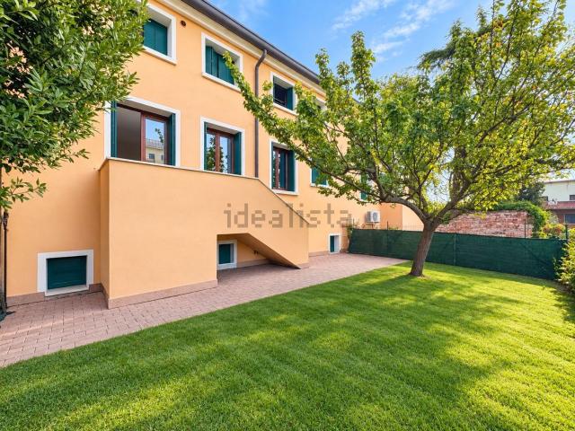 Appartamento in vendita di 120 m² in Via Vallesina