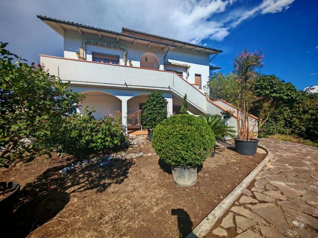Appartamento in vendita di 120 m² in Via Vecchia Fiorentina