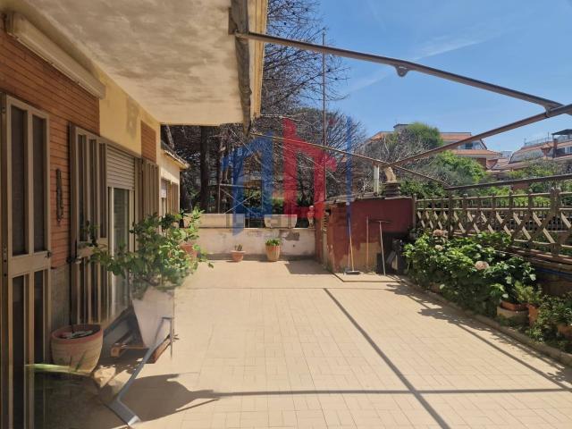 Appartamento in vendita di 120 m² in Lungomare degli Ardeatini, 444