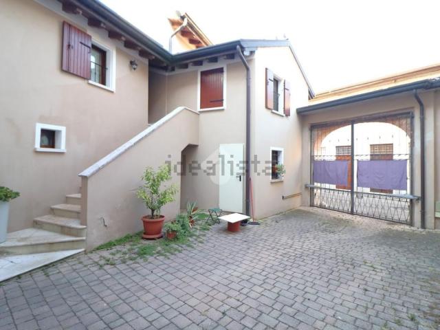 Appartamento in vendita di 120 m² in Strada Statale Goitese, 300