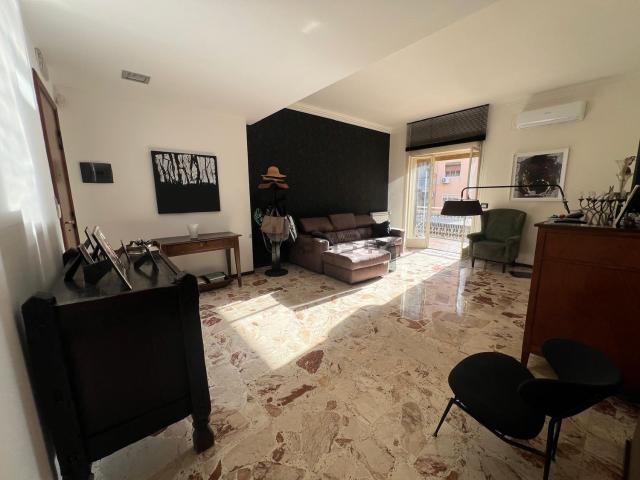 Appartamento in vendita di 121 m² in Via Carnazza