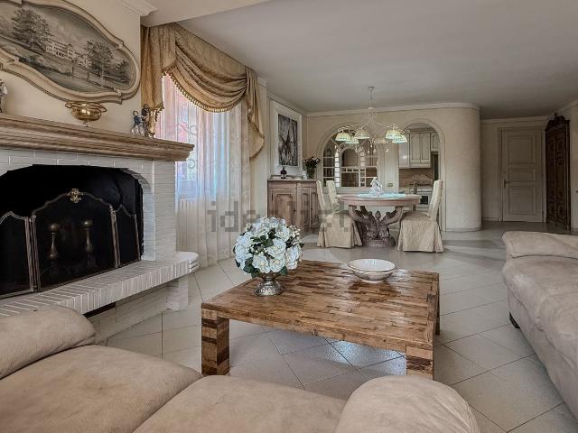 Appartamento in vendita di 121 m² in Via da Verrazzano