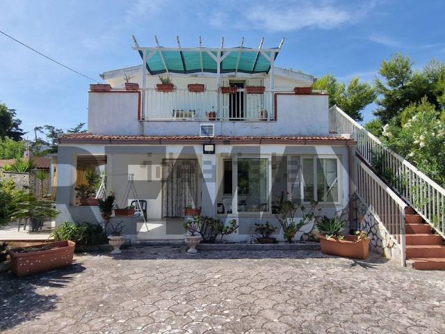 Appartamento in vendita di 121 m² in Contrada Scialara, 36