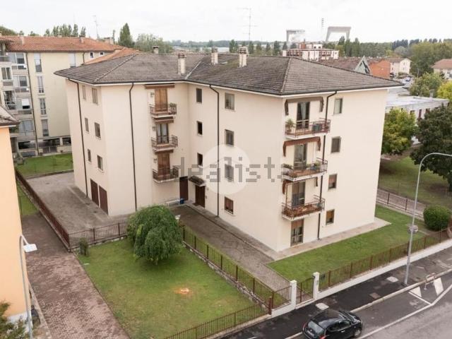 Appartamento in vendita di 122 m² in Via Caduti di V. Fani, 6
