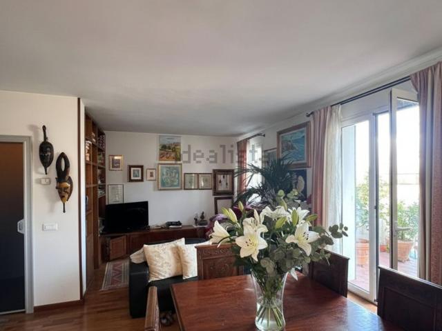 Appartamento in vendita di 124 m² in Via Luigi Cozzani
