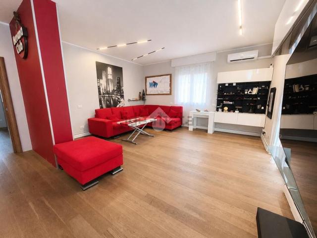 Appartamento in vendita di 124 m² in Via Val Seriana, 14