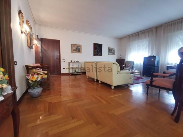 Appartamento in vendita di 125 m² in Via Alessandro Manzoni