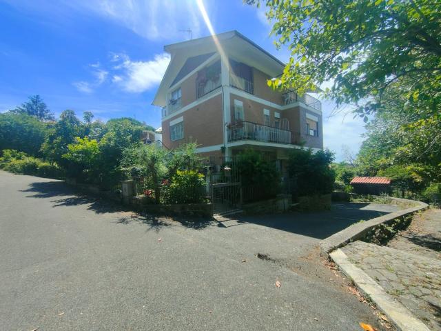 Appartamento in vendita di 125 m² in Via delle Roccette