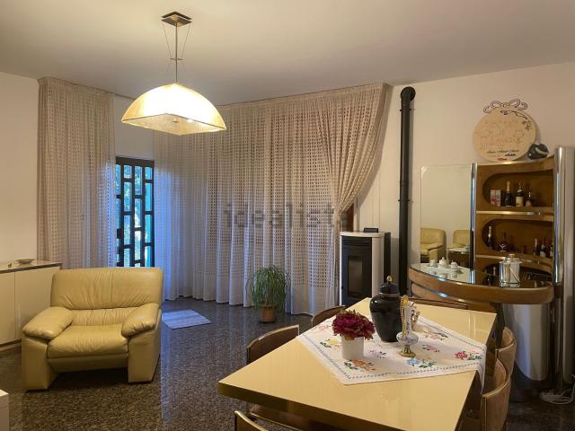 Appartamento in vendita di 125 m² in Via Vecchia per Montone