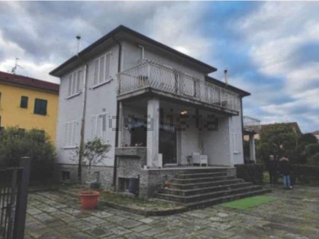 Appartamento in vendita di 126 m² in Via F. Petrarca