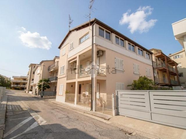 Appartamento in vendita di 126 m² in Via Lucania, 8