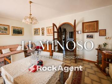 Appartamento in vendita di 128 m² in Viale Brutium, 10