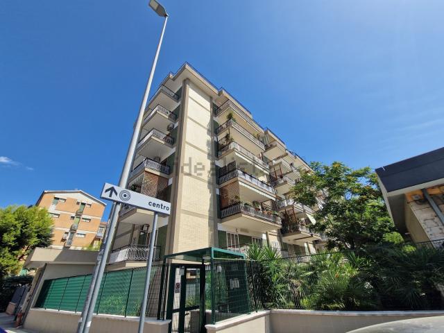 Appartamento in vendita di 129 m² in Via Giulio Petroni, 104
