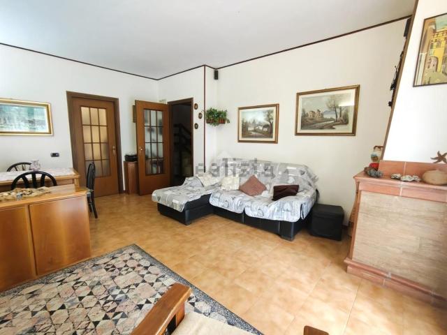 Appartamento in vendita di 130 m² in Via Caduti del Lavoro, 11