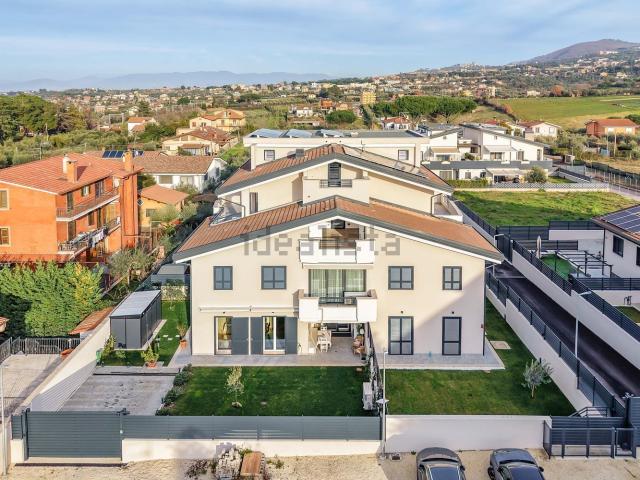 Appartamento in vendita di 130 m² in Via Acqualandroni, 22