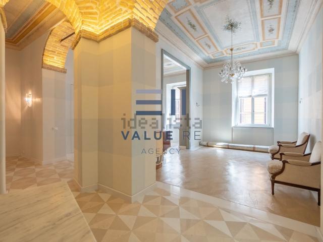 Appartamento in vendita di 130 m² in Via Arenula