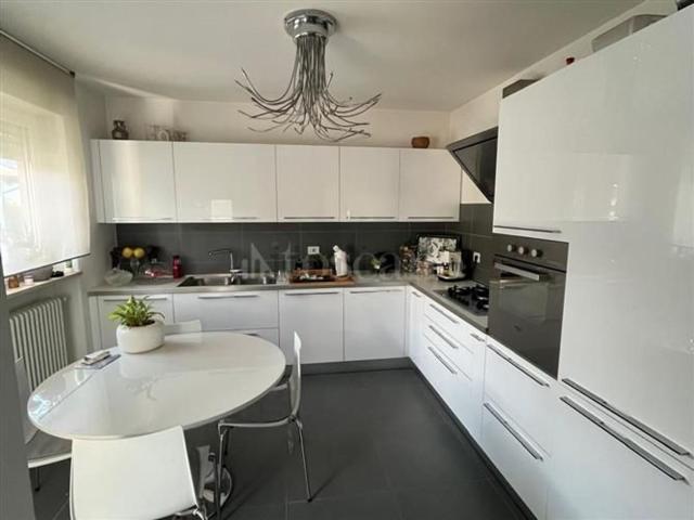 Appartamento in vendita di 130 m² in Via Giovanni Battista Azzolini