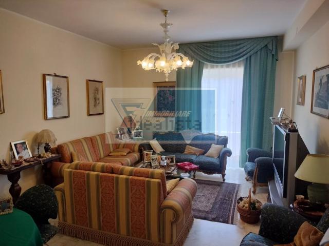 Appartamento in vendita di 130 m² in Via della Pentapoli