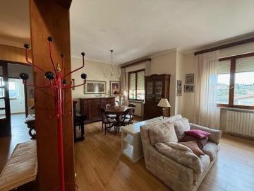 Appartamento in vendita di 130 m² in Via Fiume, 53100