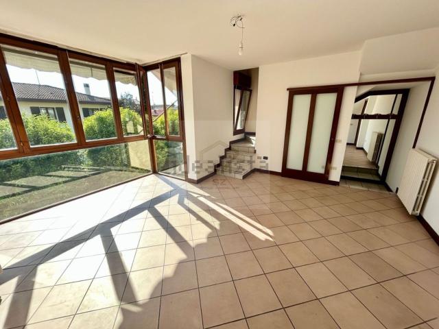 Appartamento in vendita di 130 m² in Via Ippolito Nievo