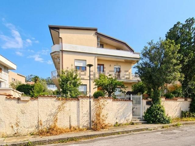 Appartamento in vendita di 130 m² in Via Raffaello Sanzio, 11
