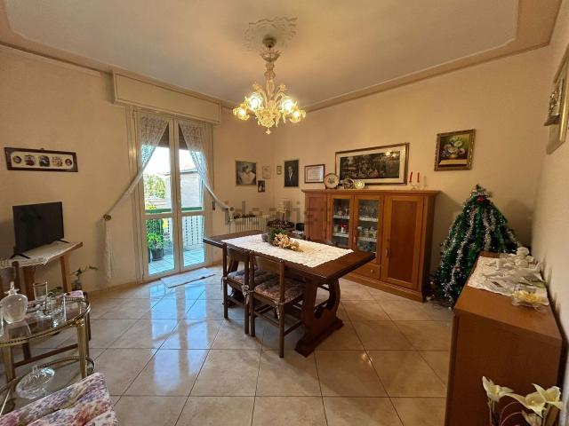 Appartamento in vendita di 130 m² in Via Ugo Foscolo
