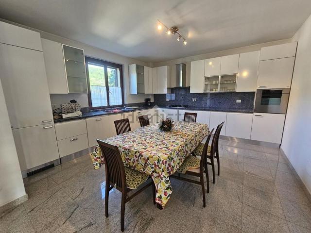 Appartamento in vendita di 130 m² in Viale dei Pini, 5