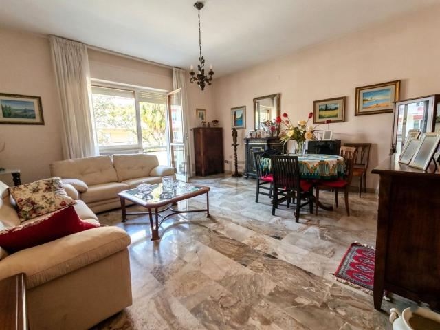 Appartamento in vendita di 130 m² in Viale John Fitzgerald Kennedy, 103